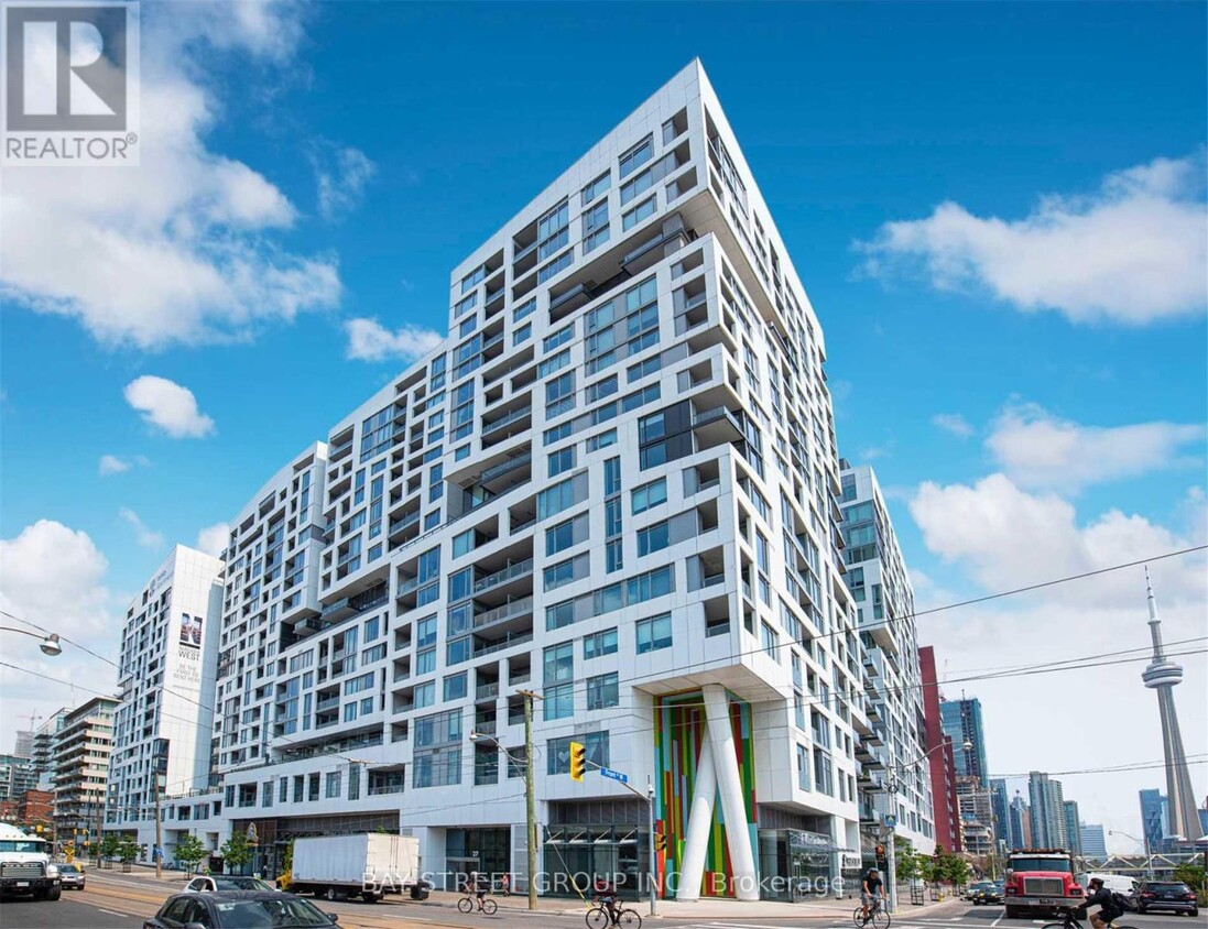 Primary Photo - 27-1527 Bathurst St