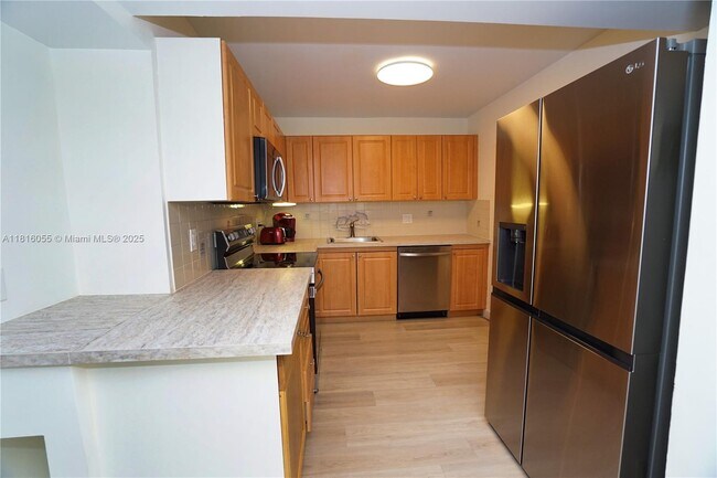 Building Photo - 2500 Parkview Dr
