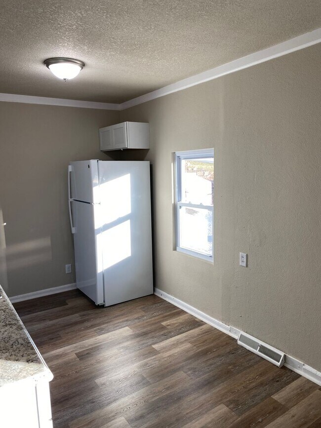Building Photo - Updated 2 Bedroom 1 Bath