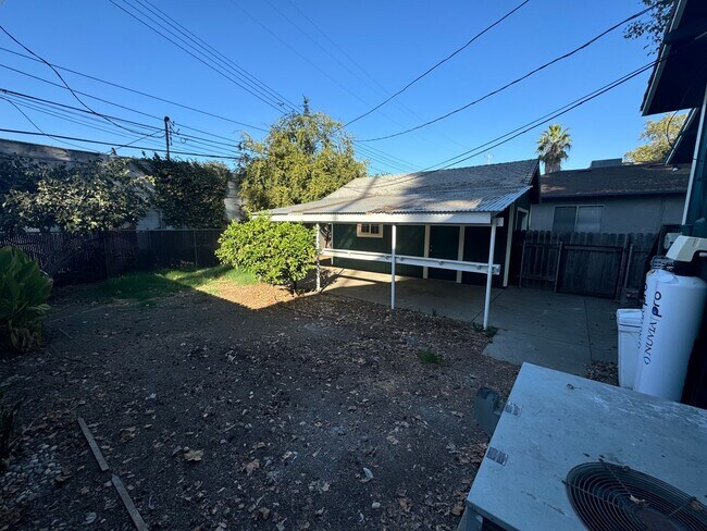 Building Photo - Two bedroom | One bathroom | Land Park hom...