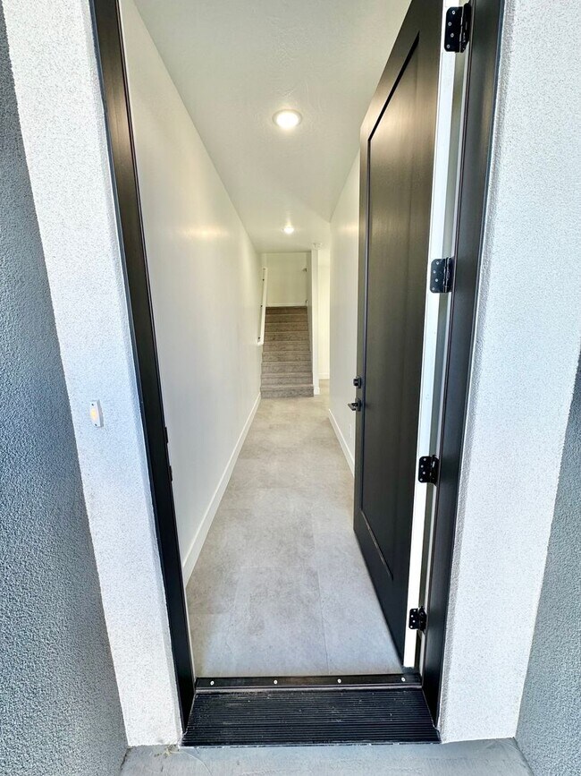 Foto del edificio - PET FRIENDLY!! BRAND NEW HURRICANE TOWNHOME!
