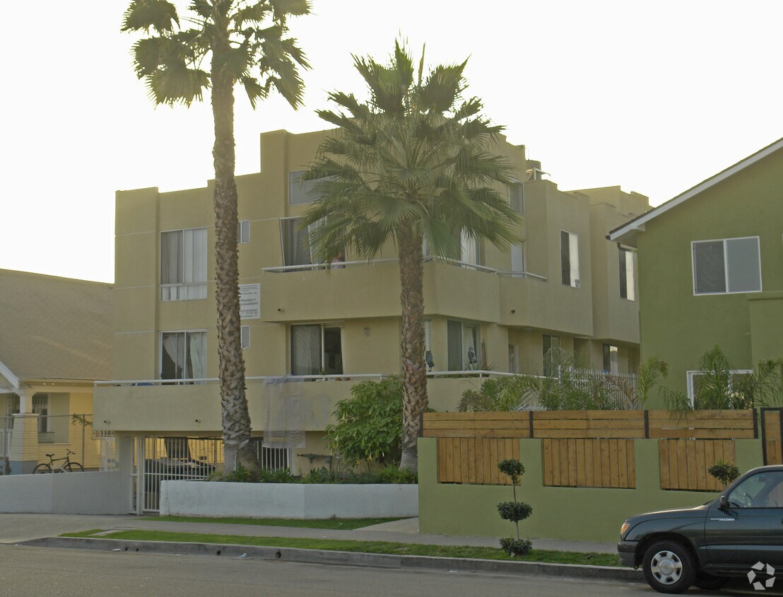 Building Photo - 1219 N Bronson Ave