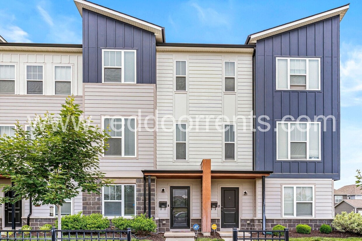 Foto principal - Bright & Modern 2-Bed, 2.5-Bath Townhome |...