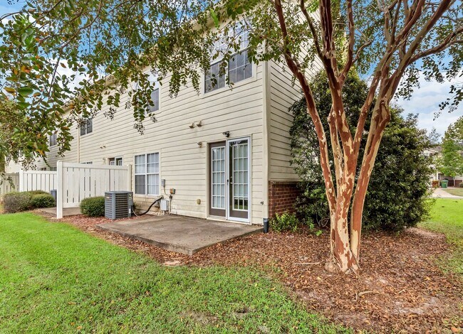 Foto del edificio - 3/2.5 Crestview Townhome with Community Pool! NOW AVAILABLE!