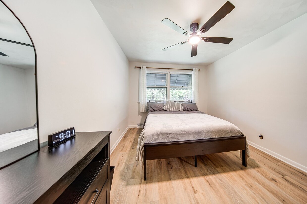Primary Photo - Gorgeous Home Near Lake