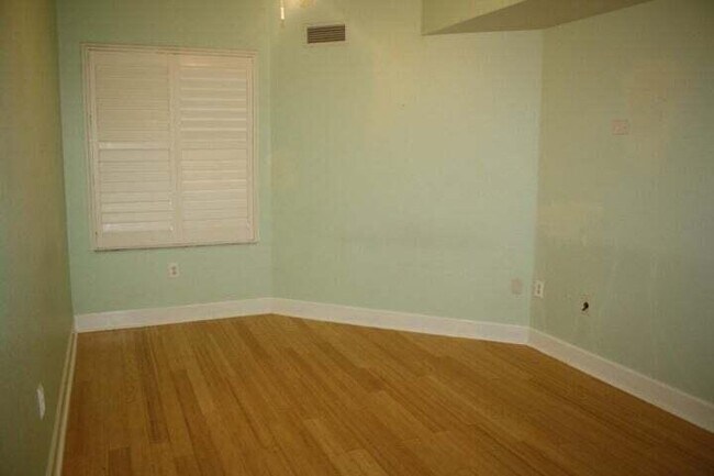Building Photo - 553 SE Prescott Pl
