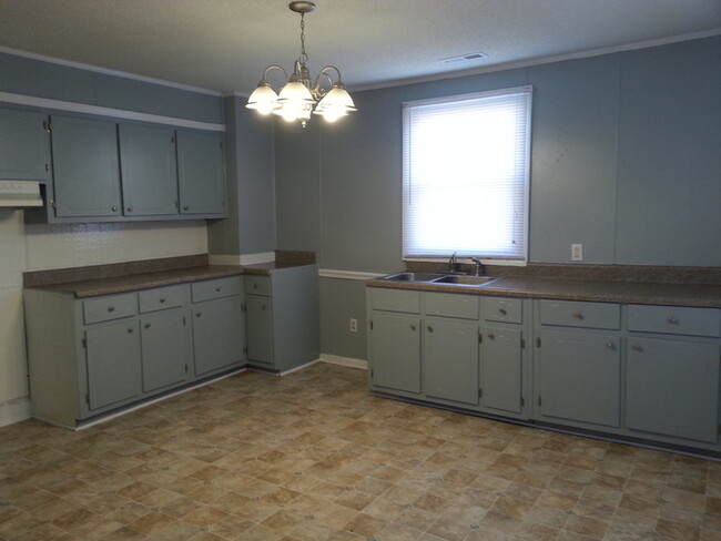 Building Photo - Beautiful 3 B/R, 1 Bath For Rent!