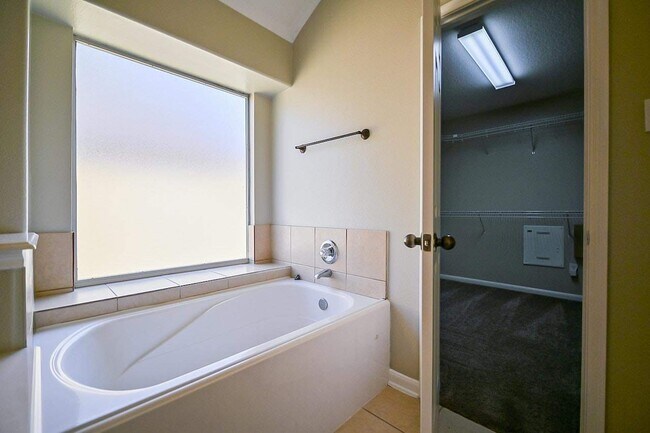 Building Photo - 16122 Barngate Ct