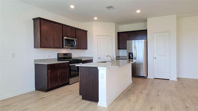 Foto del edificio - 325 Brody Ln
