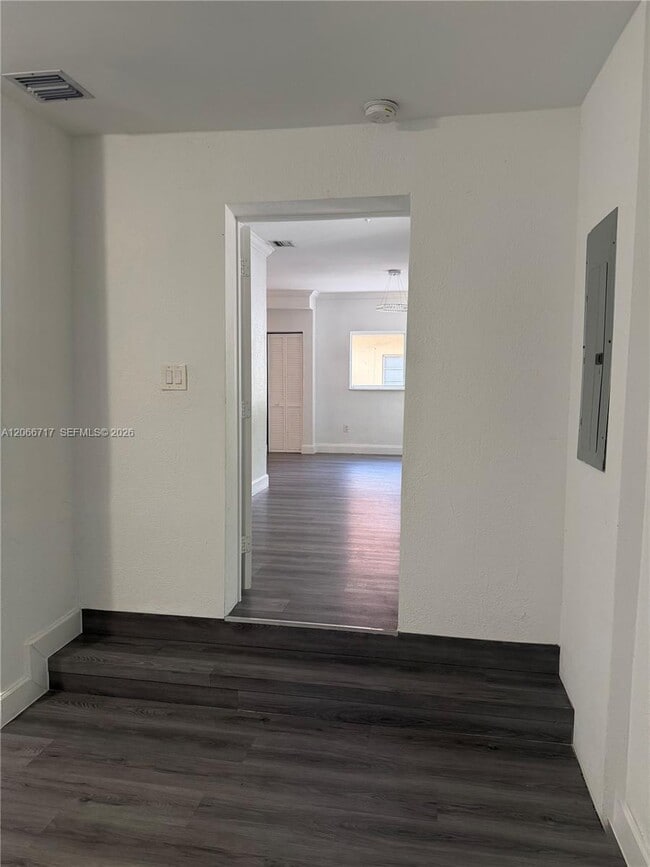 Building Photo - 328 SW 15th Ave