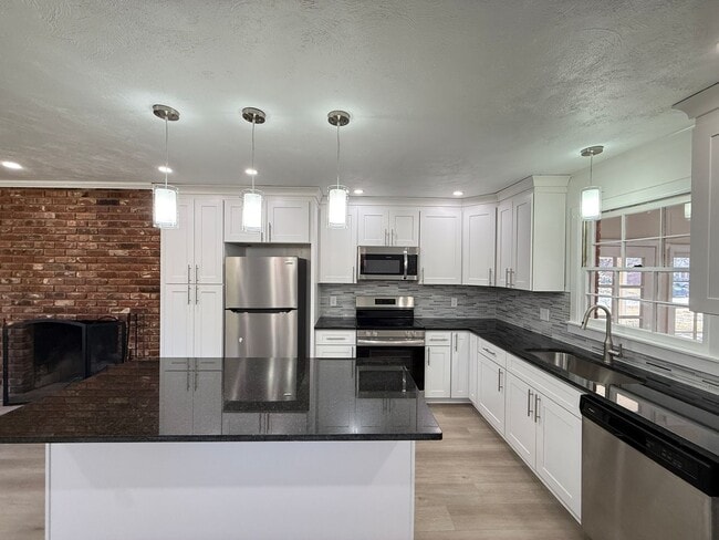 Building Photo - 2841 Deerwood Dr