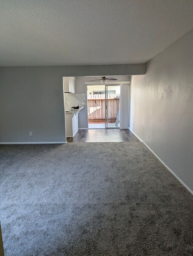 Foto del edificio - 17031 Pinehurst Ln