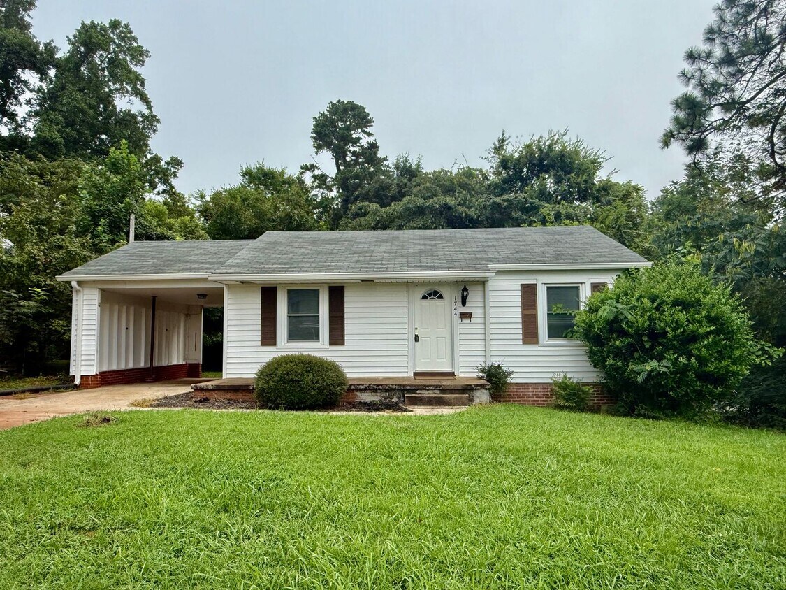 Foto principal - Two bedroom, 1 bath house in Burlington