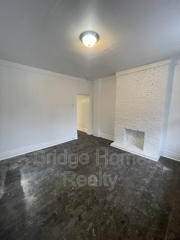 Building Photo - 128 S Spring Ave