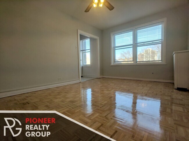 Building Photo - 717 W Belmont Ave