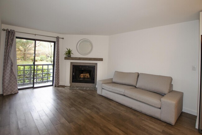 Building Photo - 710 N 160th St