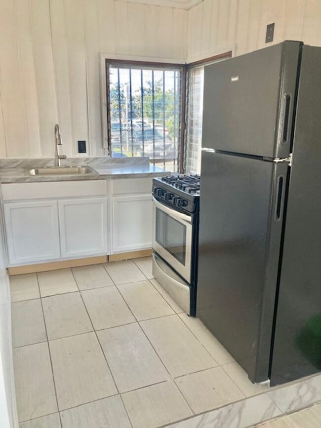 Photo - 6551 S Vermont Ave Apartment