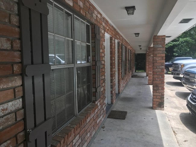 Building Photo - 42185 Deborah Dr
