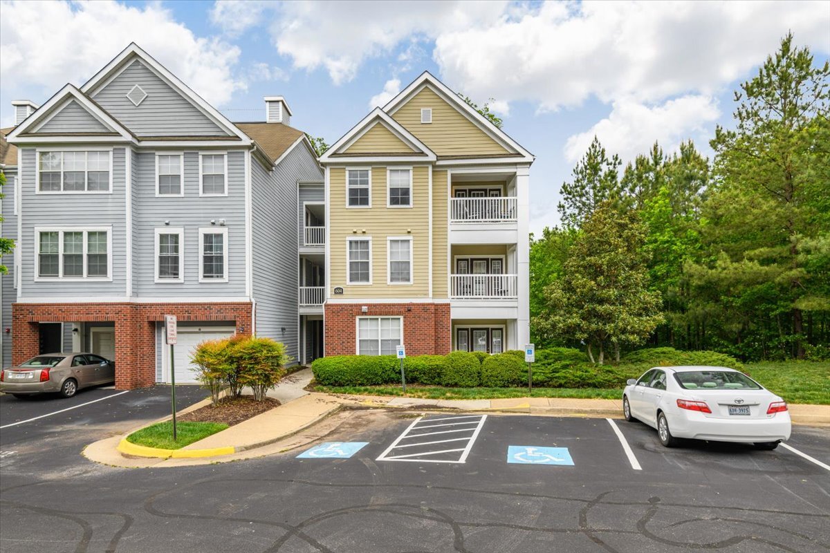 Foto principal - 604 Bristol Village Dr