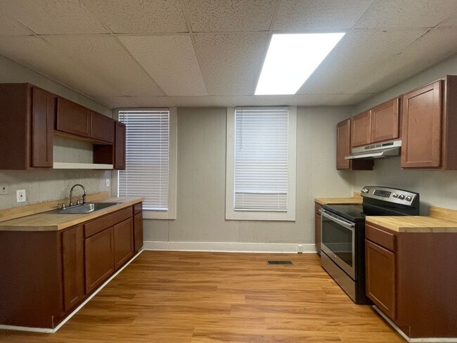 Building Photo - Newly Renovated Downtown Apartment