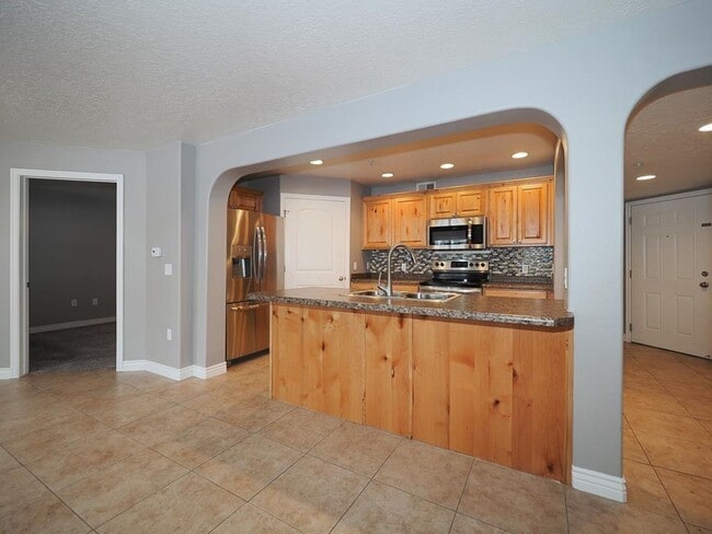 Foto del edificio - Beautiful Daybreak Condo