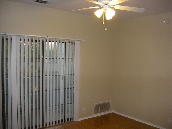 Foto del edificio - 303 W 35th St