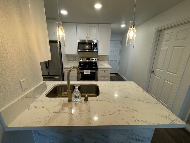 Foto del edificio - 4041 Oakcrest Dr