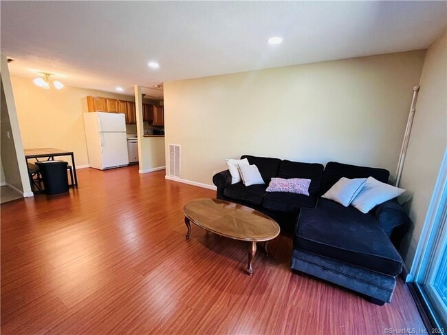 Building Photo - 44 Surrey Dr