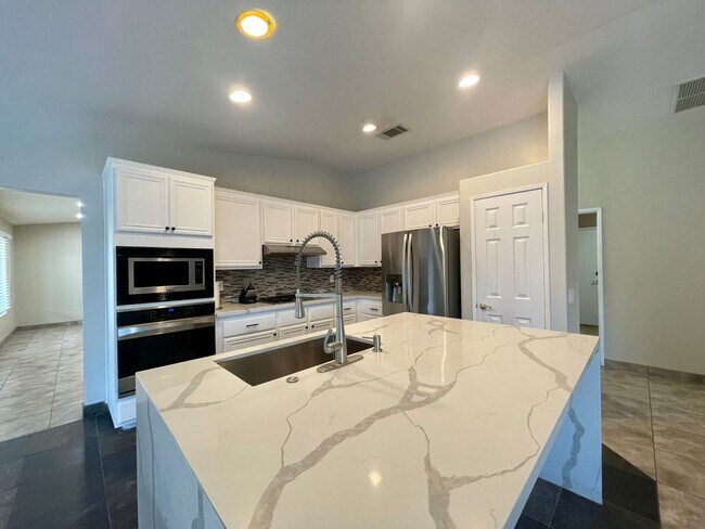 Foto del edificio - AVAILABLE NOW! STUNNING 4 Bedroom / 2 Bath...