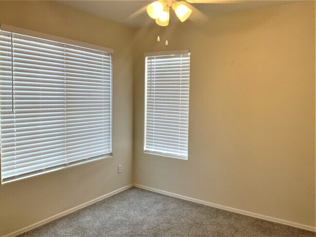 Building Photo - 15 E Peppergrass Pl