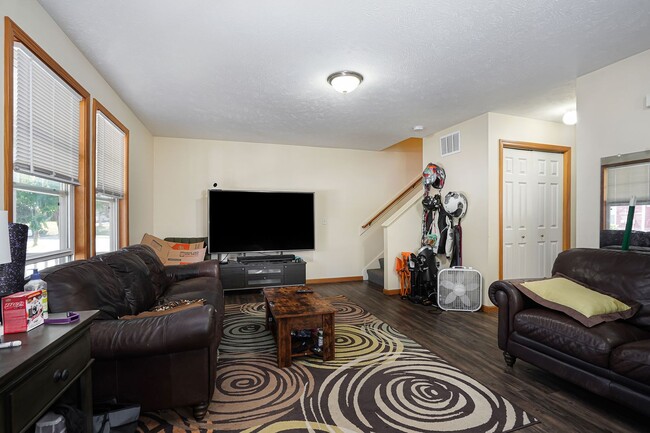 Building Photo - AVAILABLE IN NOVEMBER! 3 Bedroom, 1.5 Bath...
