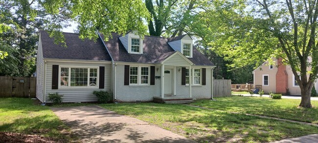 Foto del edificio - 3 bedroom 1 bathroom- Monument Drive
