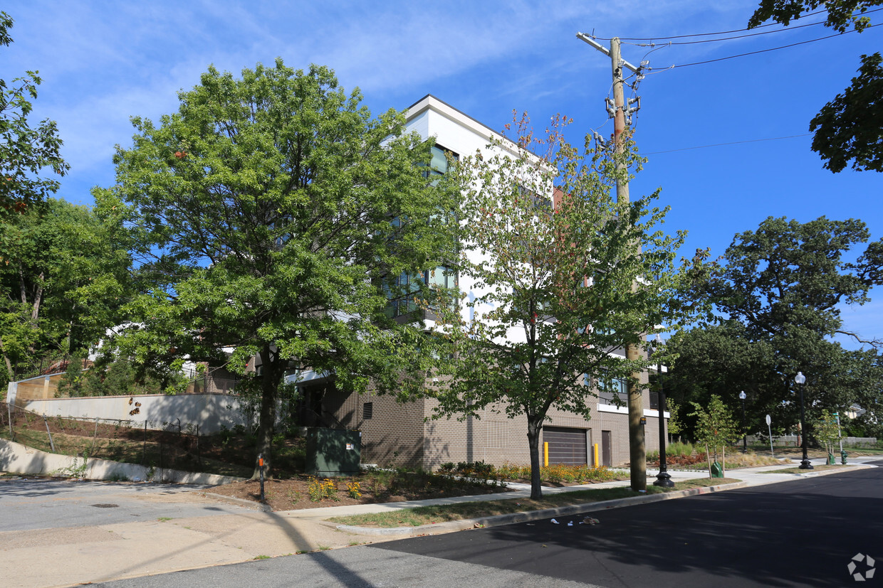 Foto del edificio - Girard Street Senior Residences