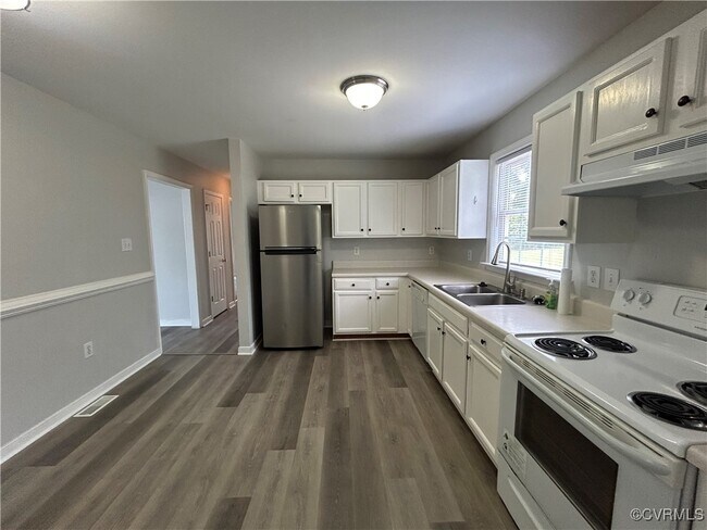 Foto del edificio - 317 Lake Crest Ct