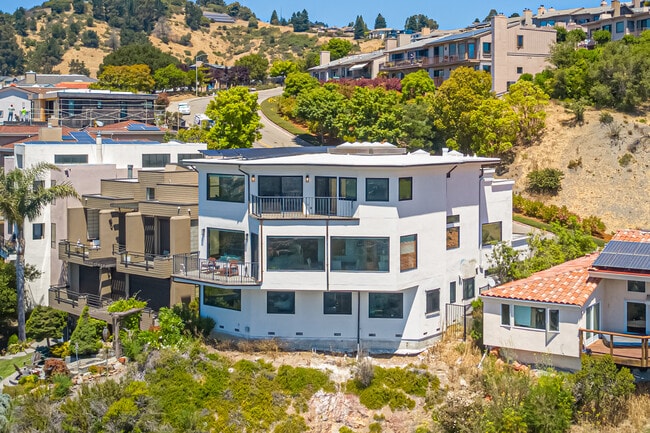 Building Photo - 680 Hiller Dr Oakland, CA 94618