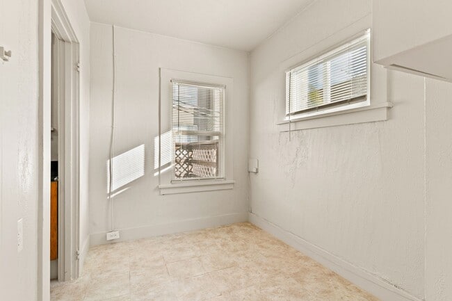 Building Photo - Utilities Included! Bright 2nd Floor Studio in Mosswood Vintage Building