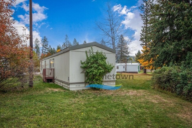Building Photo - 2 Bedroom 1 Bath Home with Off-Street Park...
