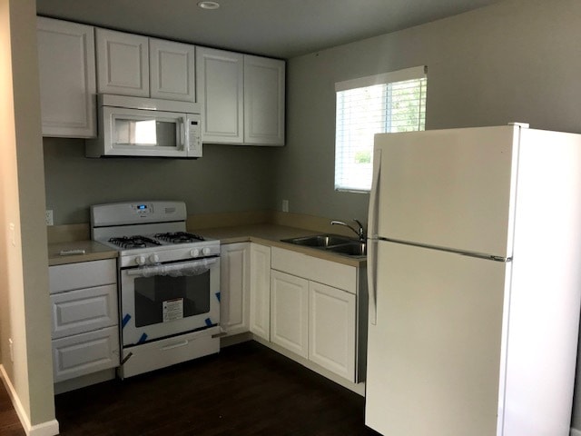 Kitchen - 19723 Hiawatha St