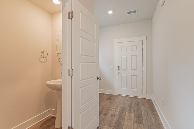 Building Photo - 3 bedroom 2.5 Bathroom Townhome in the Tow...