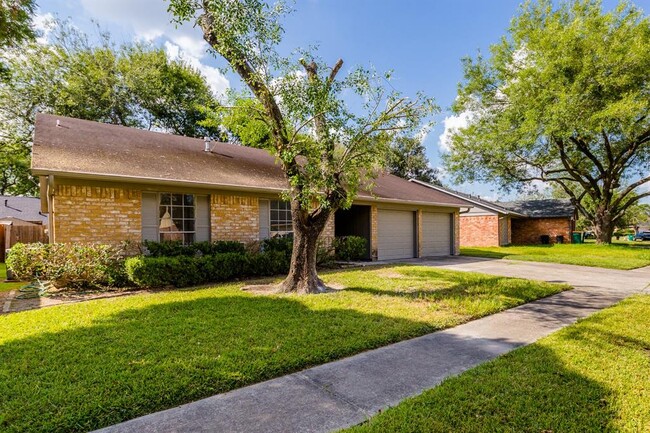 Building Photo - 8047 Streamside Dr