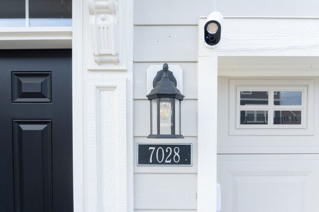 Building Photo - Luxurious 4BR Townhome in Carmel