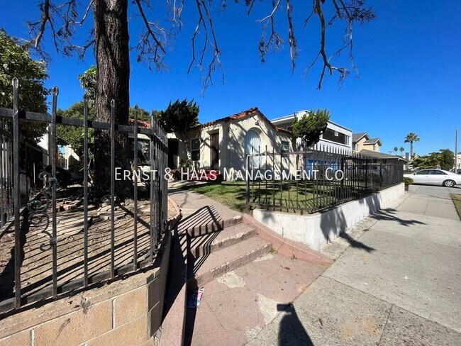 Foto del edificio - Wonderful Front Unit with a 1 Car Garage!