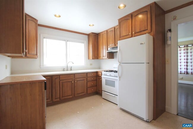 Building Photo - 511 Stonehenge Ave