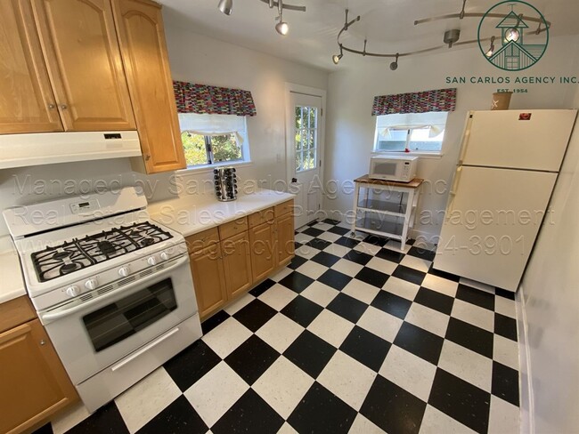 Building Photo - Adorable One Bedroom Pacific Grove Unit in Perfect Location