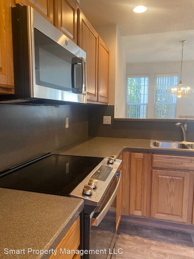 Building Photo - 3 br, 3.5 bath House - 688 South Yarrow St...