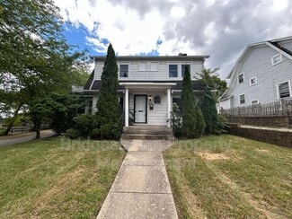 Building Photo - 216 W Hillcrest Ave