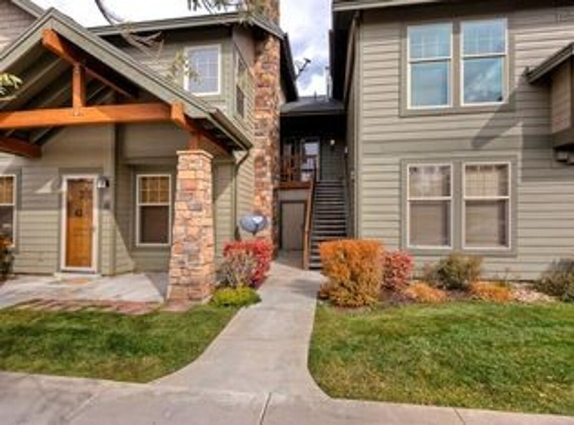 Primary Photo - Redstone Foxpointe Townhome