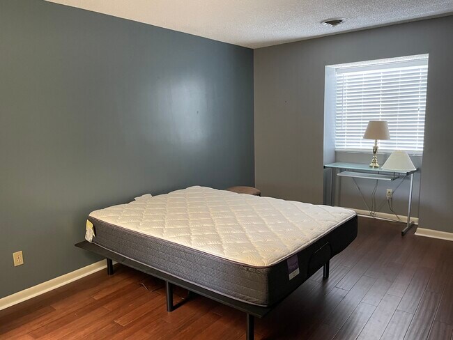 Foto del edificio - 2425 Cypress Ct