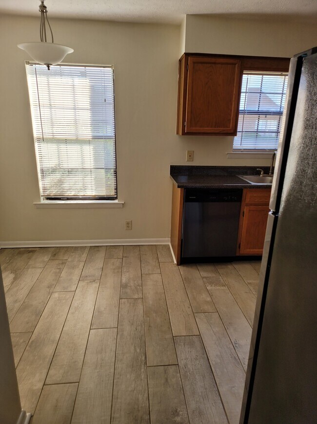 Foto del edificio - 255 Mayflower Ln N