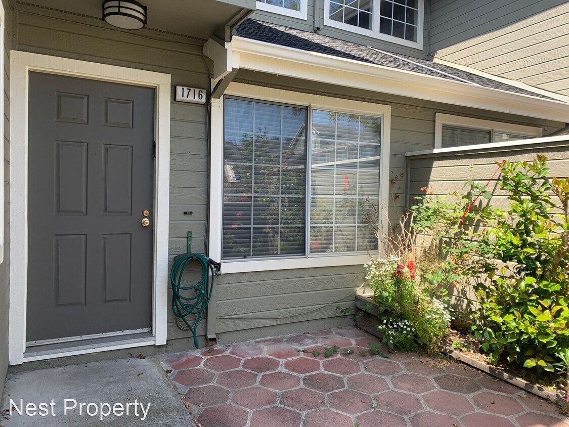 Primary Photo - 2 br, 2.5 bath House - 1716 Hampton Ln